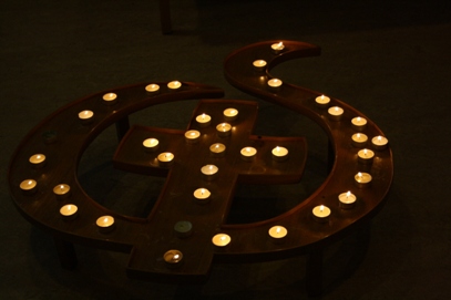 Värmeljus bildar symbolen för Svenska kyrkans unga 
