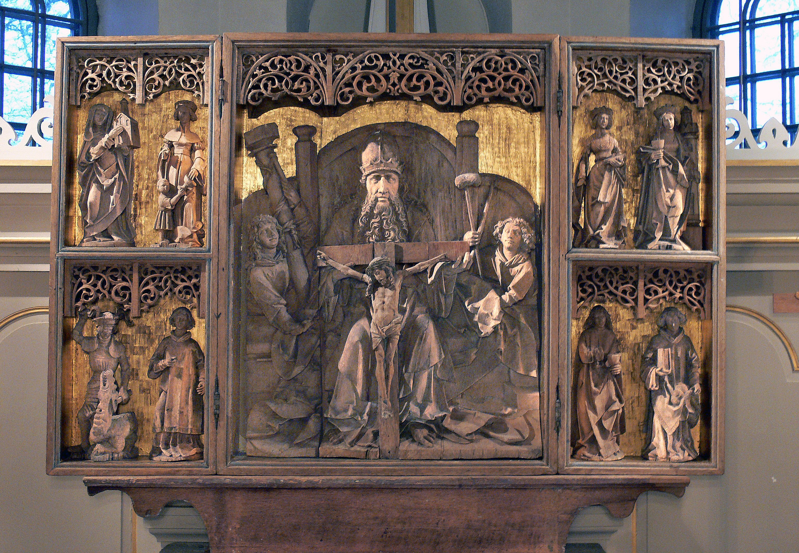 Det unika altartavlan är från 1500-talet.