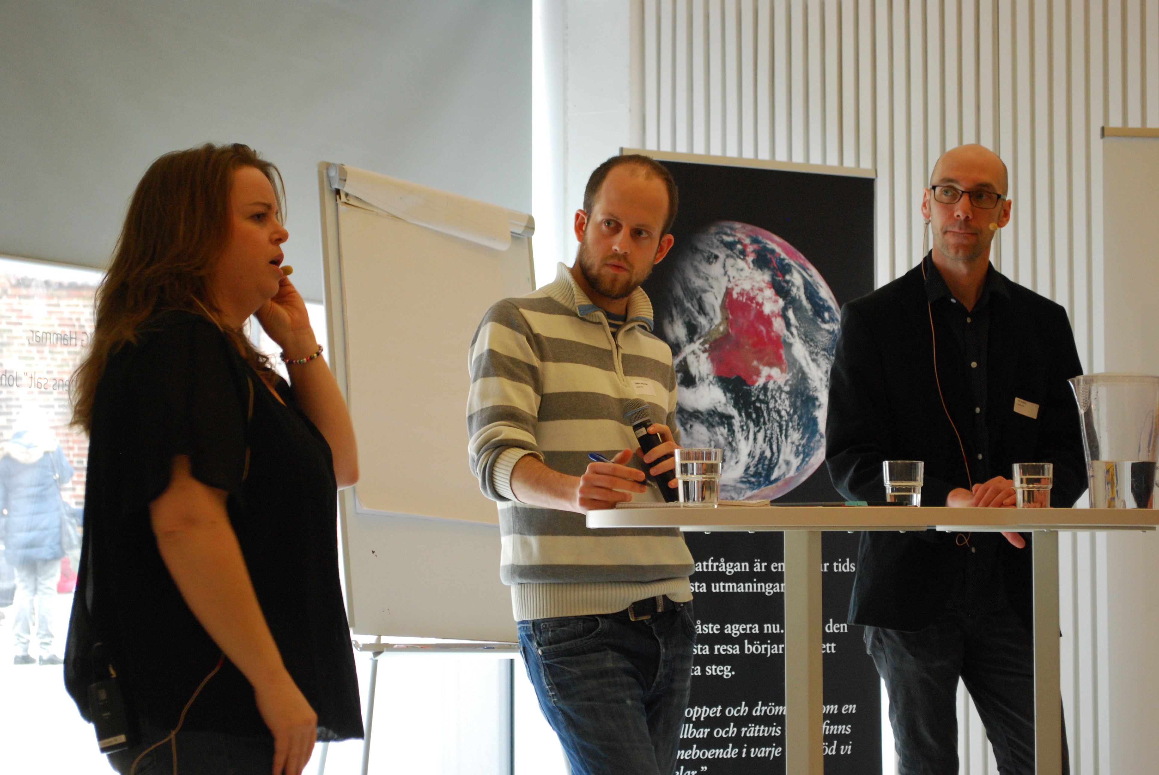 Ingela Stej Stålbrand och Per Gyberg samtalar med moderator Joakim Holmström i mitten.