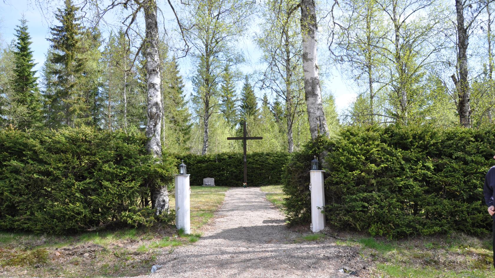 Begravningsplatsen i Sandsjö omges av en tät granhäck. 