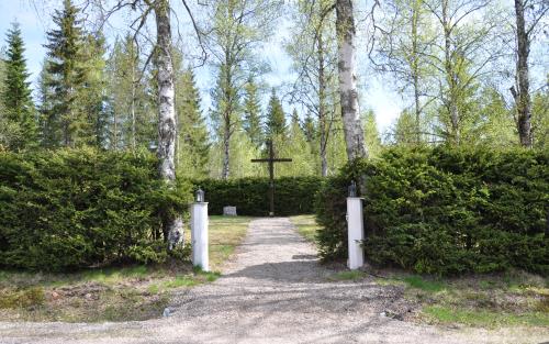 Begravningsplatsen i Sandsjö omges av en tät granhäck. 