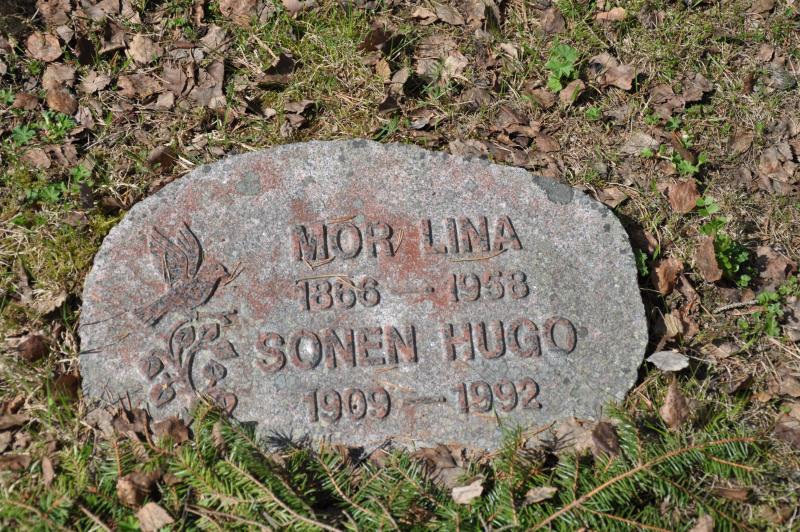 "Mor Lina", Karolina Kilstadius, var en av Älvhos första invånare. Hon är en av dem som fått sin grav på byns kyrkogård. 