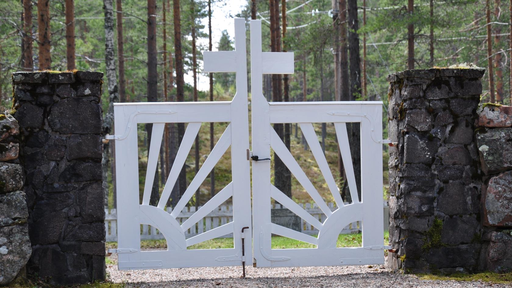 Den fint utformade grinden till begravningsplatsen i Älvho. 
