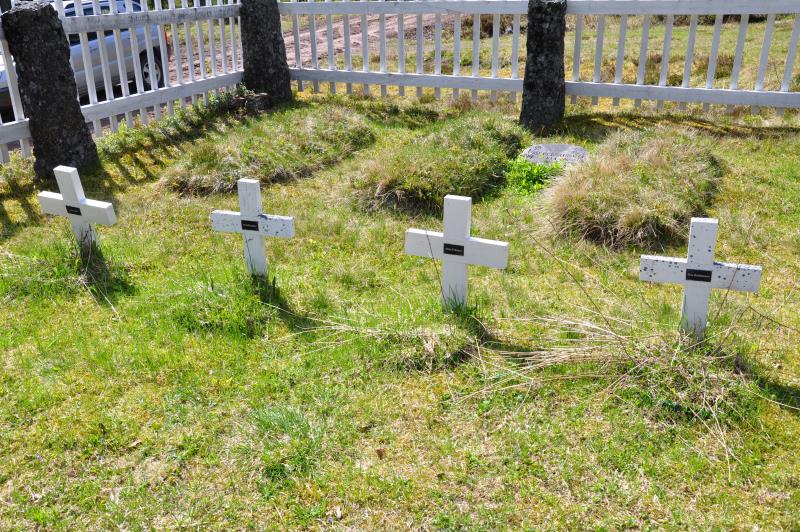 Enkla träkors utmärker flera av gravarna på Råberget. 