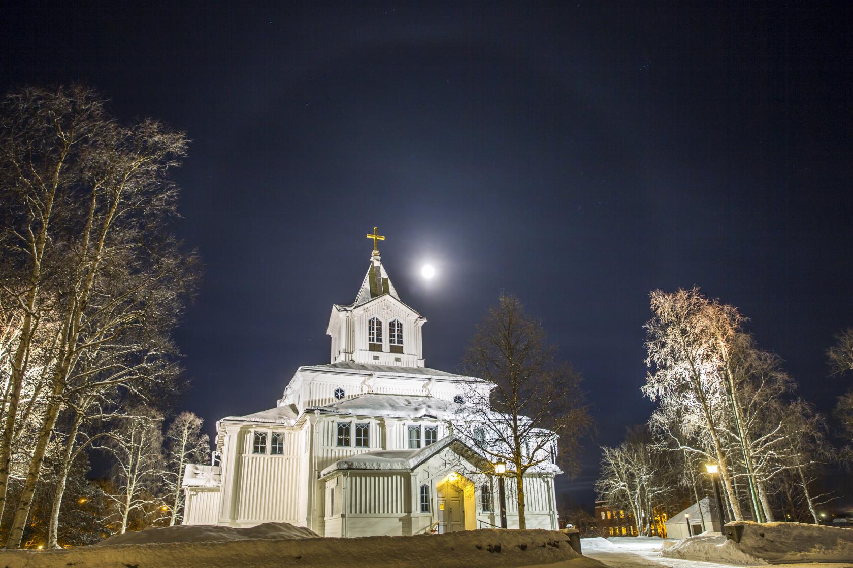 Månsken över Gällivare kyrka