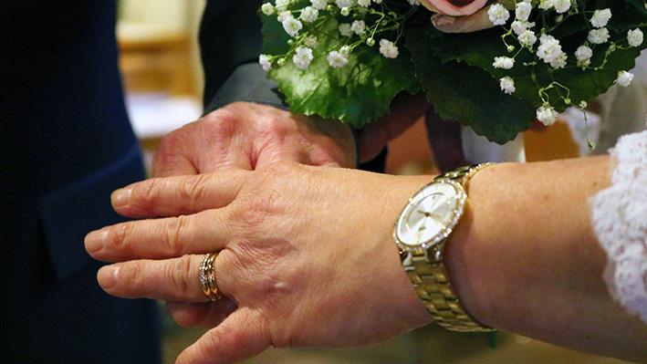Tjugo par passade på att gifta sig i Martin Luthers kyrka på Alla hjärtans dag