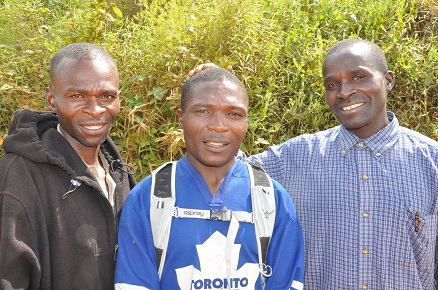 Emiry Makongwa med två av sina bröder – till höger evangelisten Idmondi.