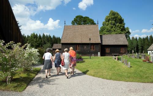 Varje år besöker närmare 1000 personer sommaröppna Tångeråsa kyrka. 2015 håller kyrkan och caféet i Tångeråsagården öppet varje dag kl. 13-17 vecka 28-30.