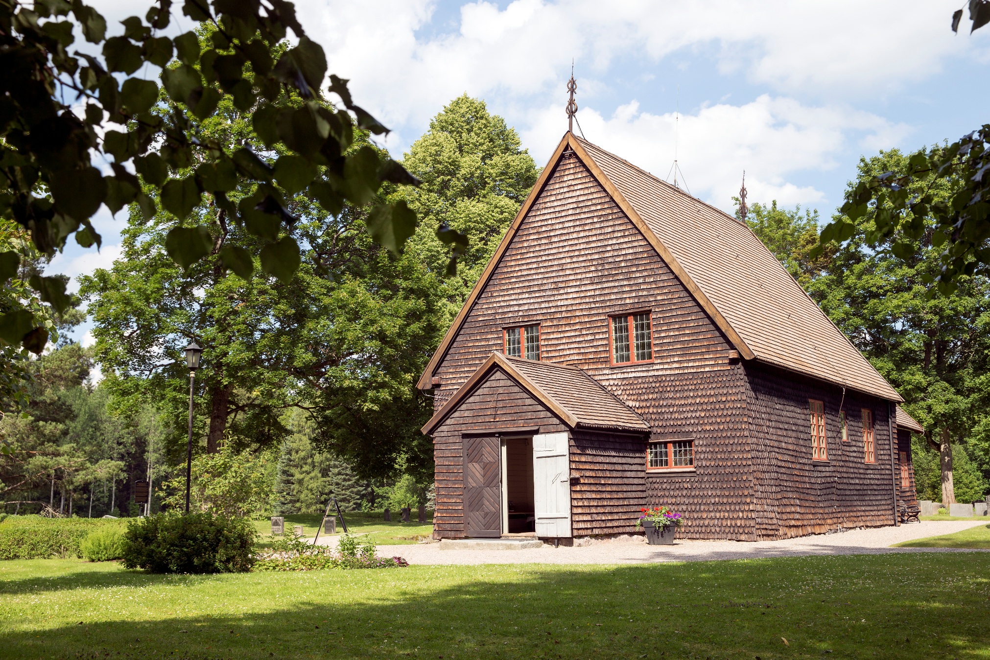 Varje år besöker närmare 1000 personer sommaröppna Tångeråsa kyrka. 2015 håller kyrkan och caféet i Tångeråsagården öppet varje dag kl. 13-17 vecka 28-30. 