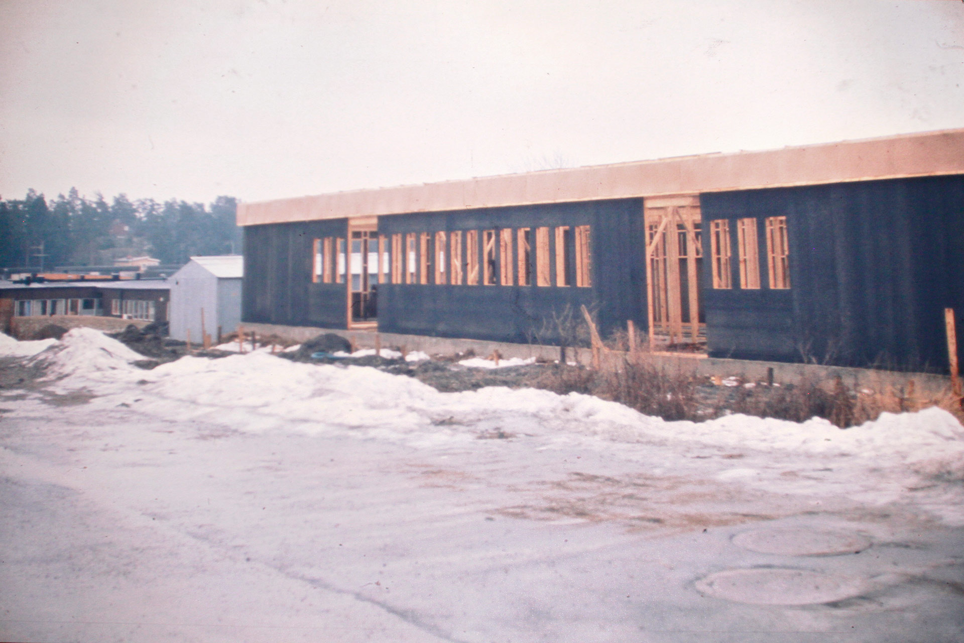 Bygge av församlingsgården 1974.