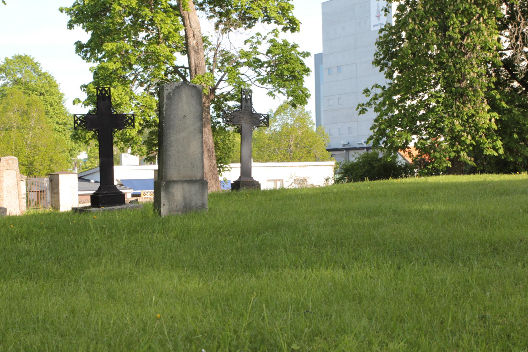 Gamla kyrkogården i Söderfors, gravar i förgrunden