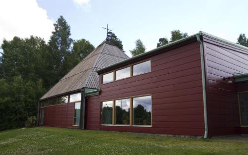 Den röda träkyrkan har stått mitt emot Salems centrum i 40 år.
