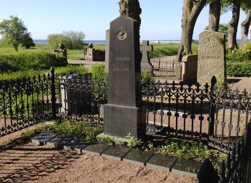 Askgravplats på Södra kyrkogården med plats för 2 urnor. 