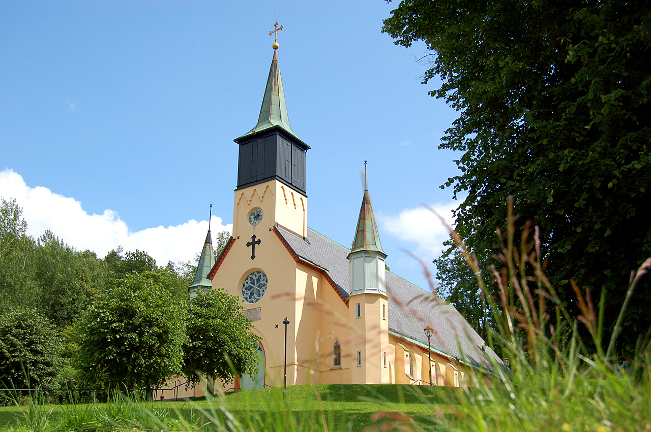 Jonsereds kyrka ligger vackert på en höjd.