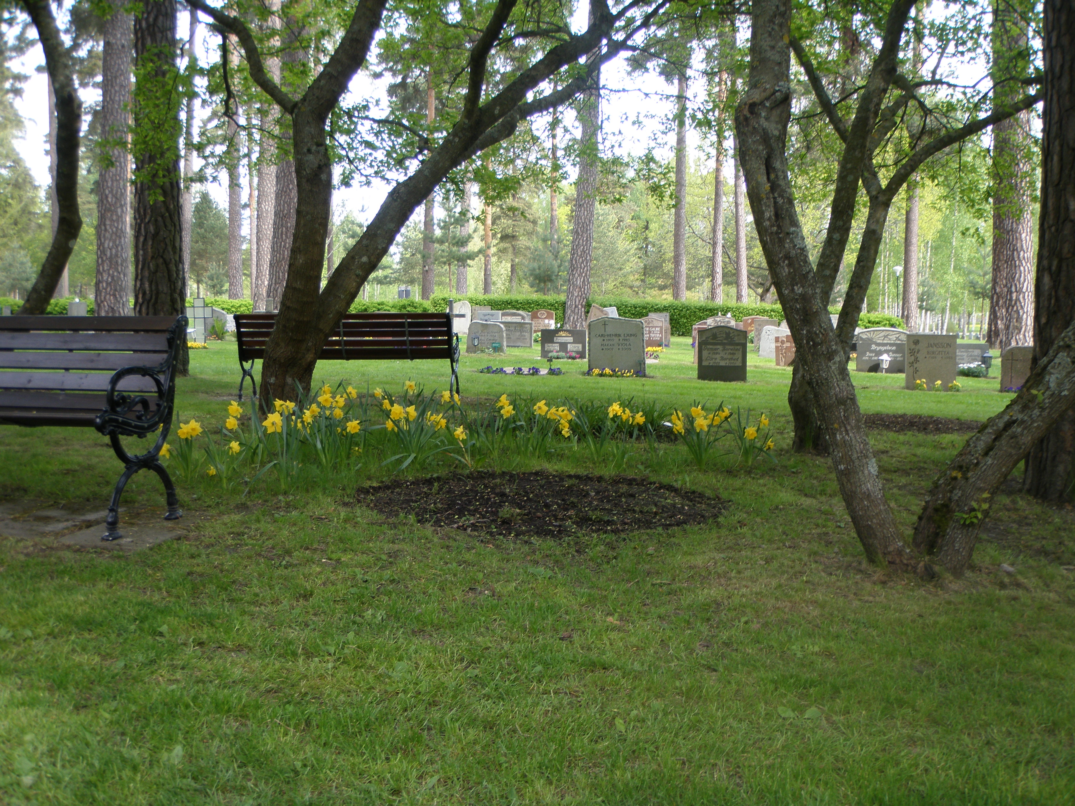 Längbro kyrkogård