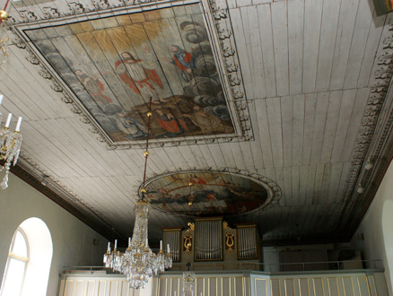Orgelläktaren och takmålningar i Holms kyrka