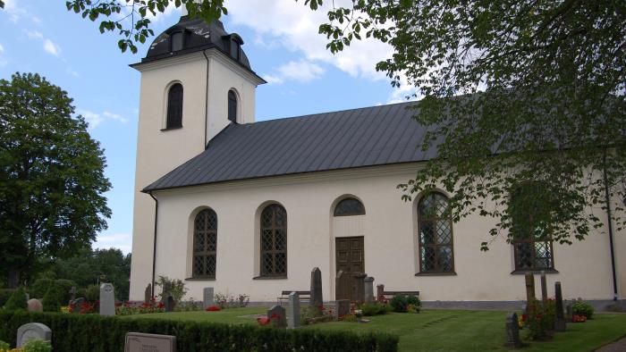 Rinna kyrka med gravstenar i förgrunden. 