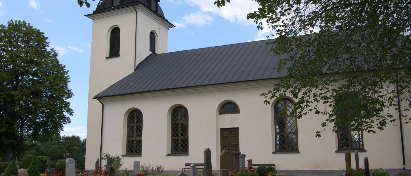 Rinna kyrka med gravstenar i förgrunden. 