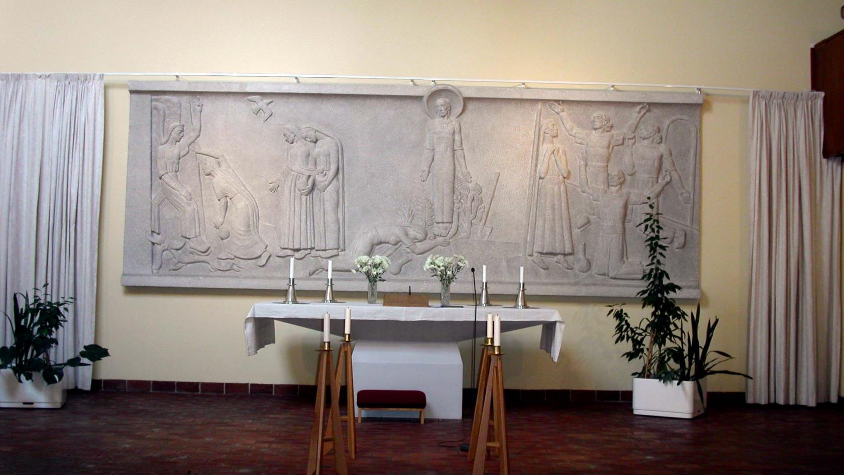 Uppståndelsen kapell, relief gjord av Gunnar Torhamn                        