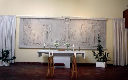Uppståndelsen kapell, relief gjord av Gunnar Torhamn                        