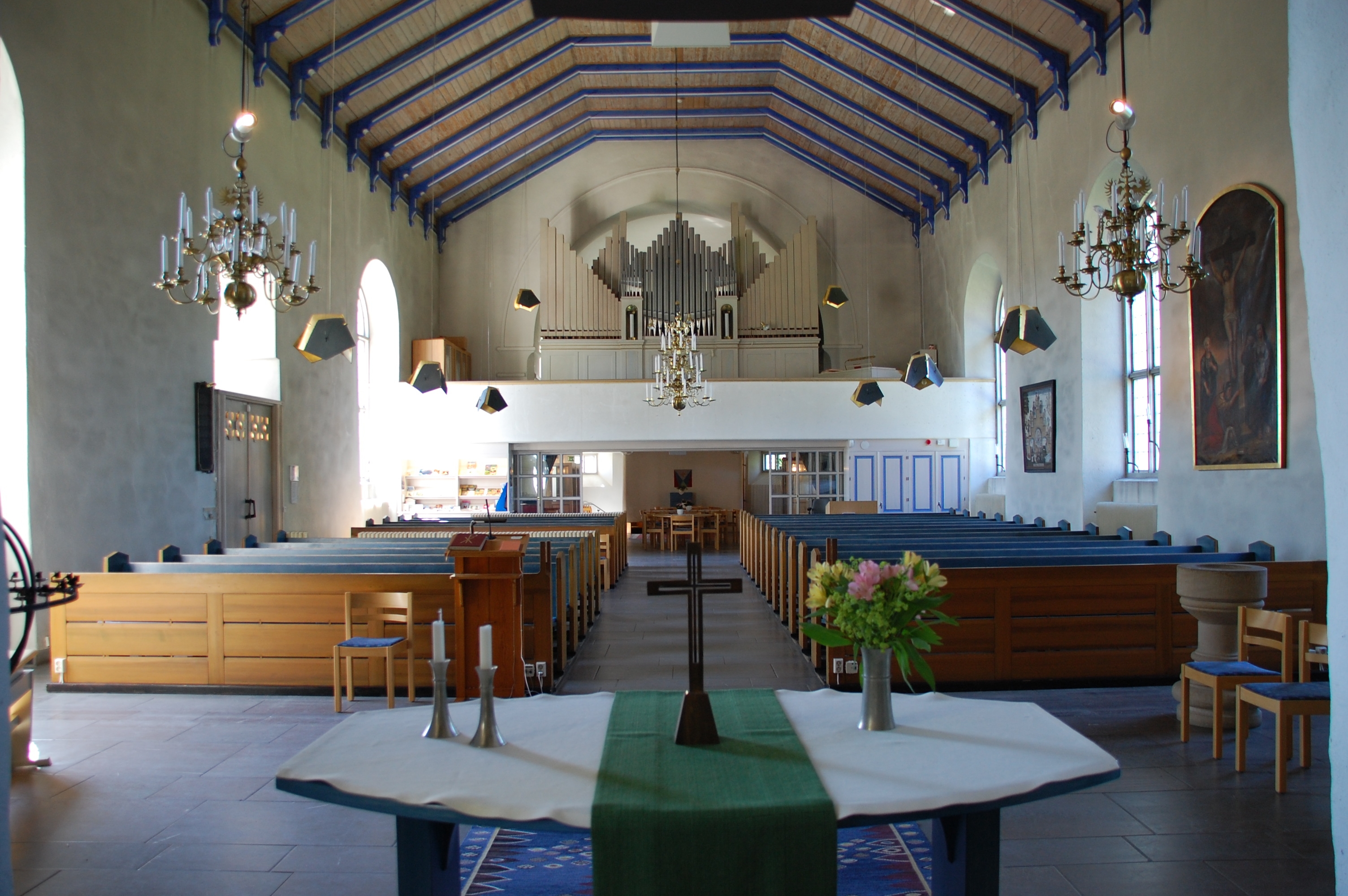 Interiörbild Ödeshögs kyrka med ett flyttbart altare i förgrunden