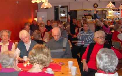 Träffarna på Café Bönan lockar en trogen och stor krets av engagerade både lokalt och i ett internationellt sammanhang.