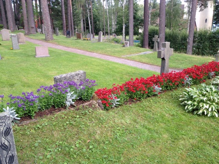 Mera vackra blommor på Bergviks kyrkogård