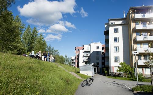 Sankta Katarina studentbostäder på Studievägen 14 och 16, med grillplats på bakgården.