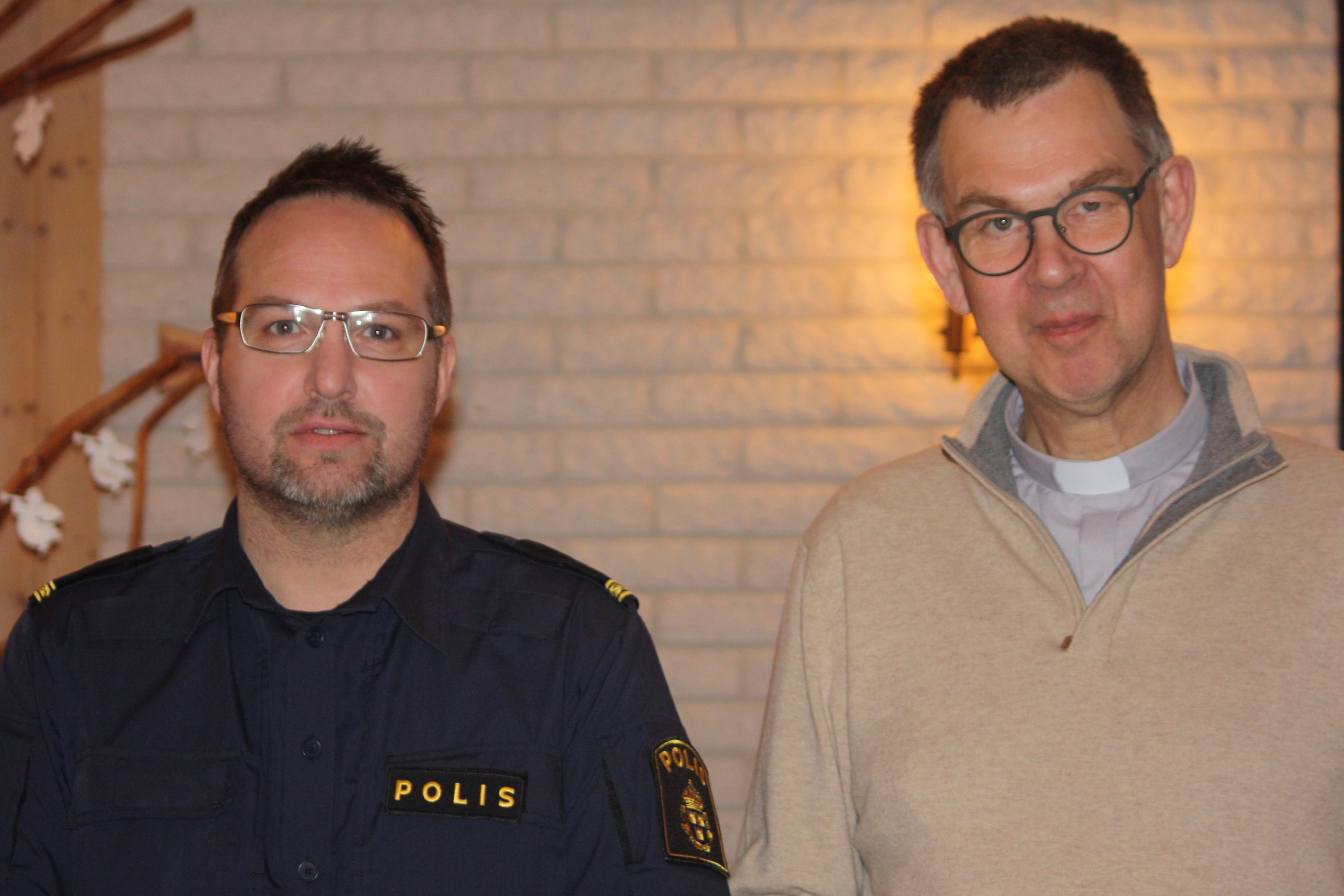 Polisman Kent Isaksson tillsammans med Mikaelskyrkans präst Ivar Sundström.