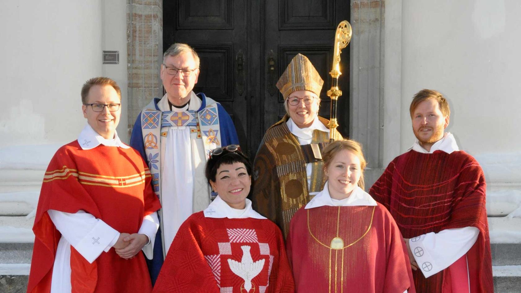 De nya prästerna är från vänster Jenz Larsson, Anna Winek Albertsson, Madeleine Källbom och Jesper Watanen. Här med domprost Tor Frylmark och biskop Eva Nordung Byström utanför Härnösands domkyrka.