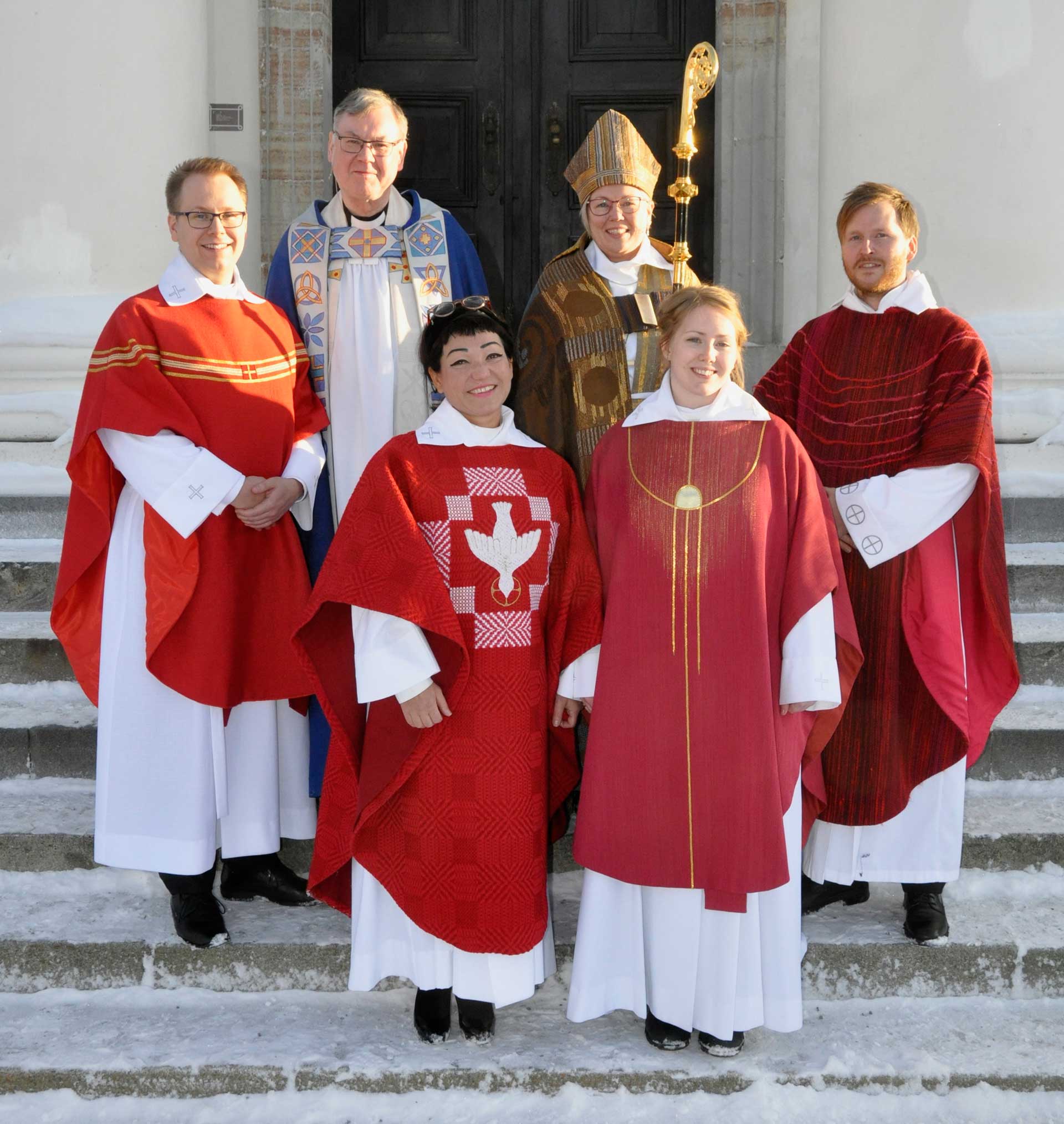 De nya prästerna är från vänster Jenz Larsson, Anna Winek Albertsson, Madeleine Källbom och Jesper Watanen. Här med domprost Tor Frylmark och biskop Eva Nordung Byström utanför Härnösands domkyrka.