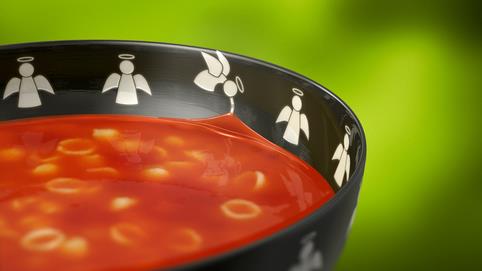 Tomatsoppa i en skål med änglamotiv