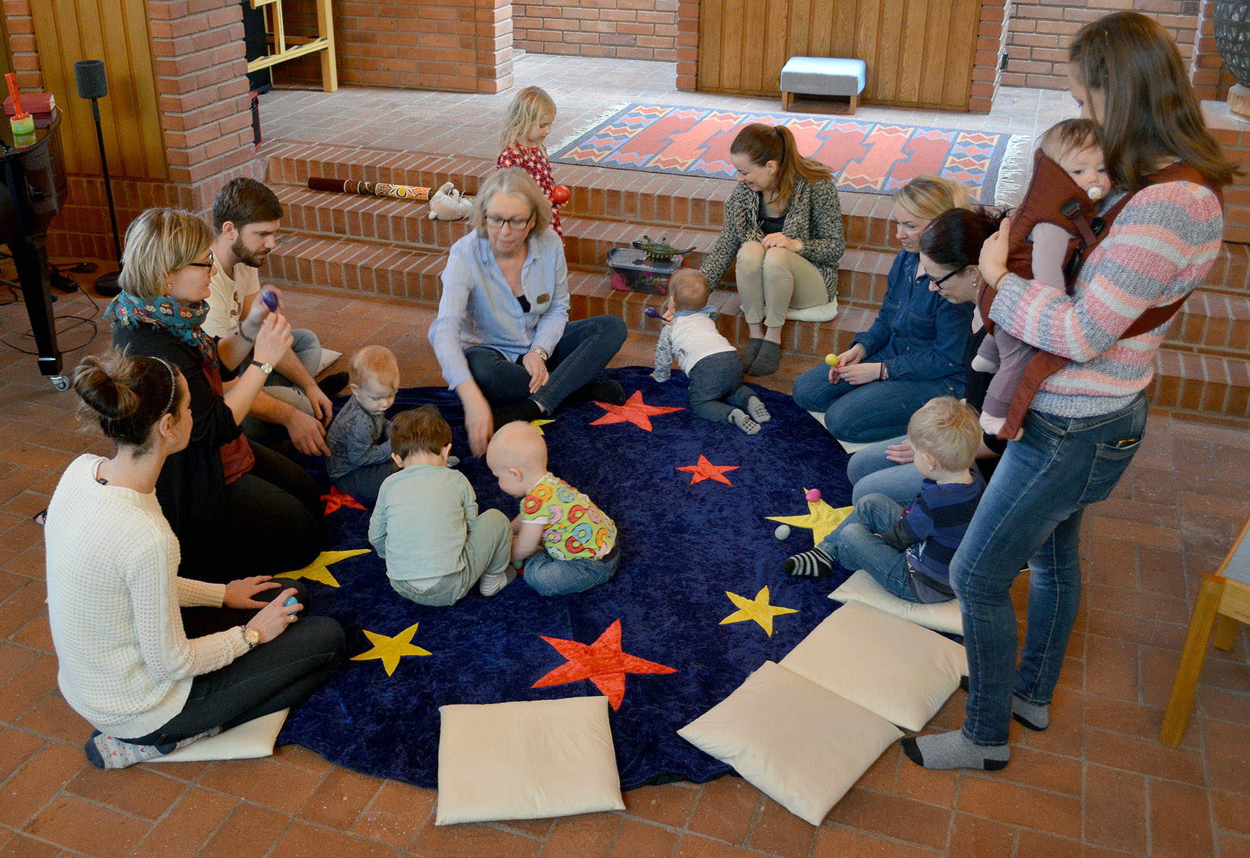 Imse vimse spindel är ett av många välkända inslag under sångstunden i kyrkan, där Birgitta Borslöv och Åsa Ekheimer lotsar genom rörelser och text. 