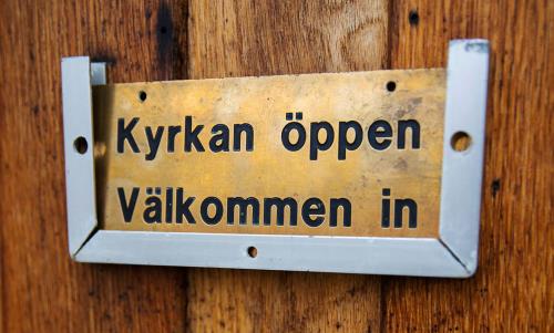 En mötesplats med låga trösklar. Kanske går du bara förbi och kikar inom för att säga hej. Kanske kommer du in i den vackra kyrkobyggnaden och tänder ett ljus eller bara sätter dig en stund. Här hittar du öppettiderna för våra kyrkor.