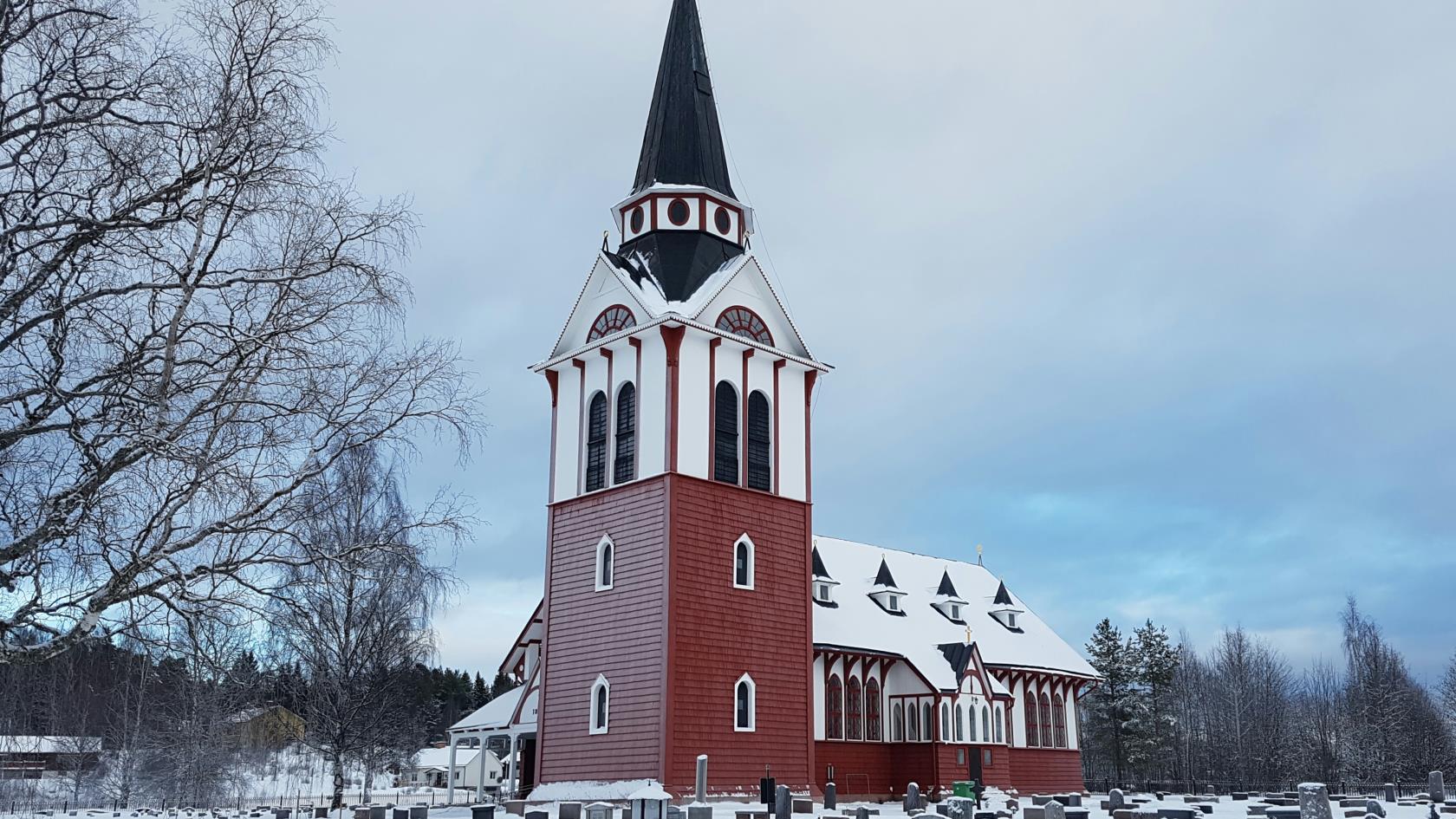 Älvros nya kyrka i vinterskrud.