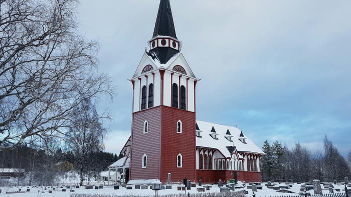 Älvros nya kyrka i vinterskrud.