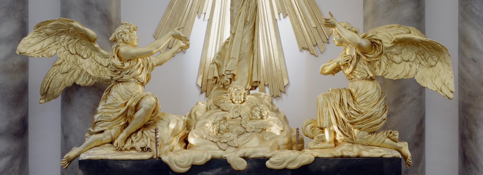 Göteborgs domkyrka, altaruppsatsens nedre del med två änglar