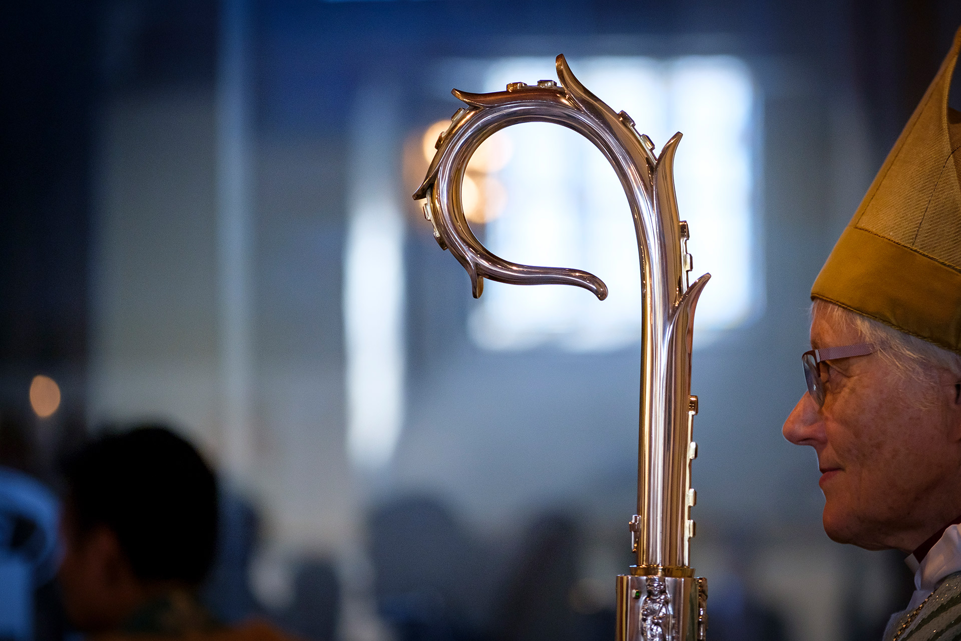 Ärkebiskop Antje i profil med kräklan mitt i bilden.