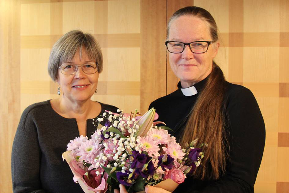 Stiftsdirektor Eva-Maria Karlsson gratulerar Luleå stifts nyvalda biskop Åsa Nyström.