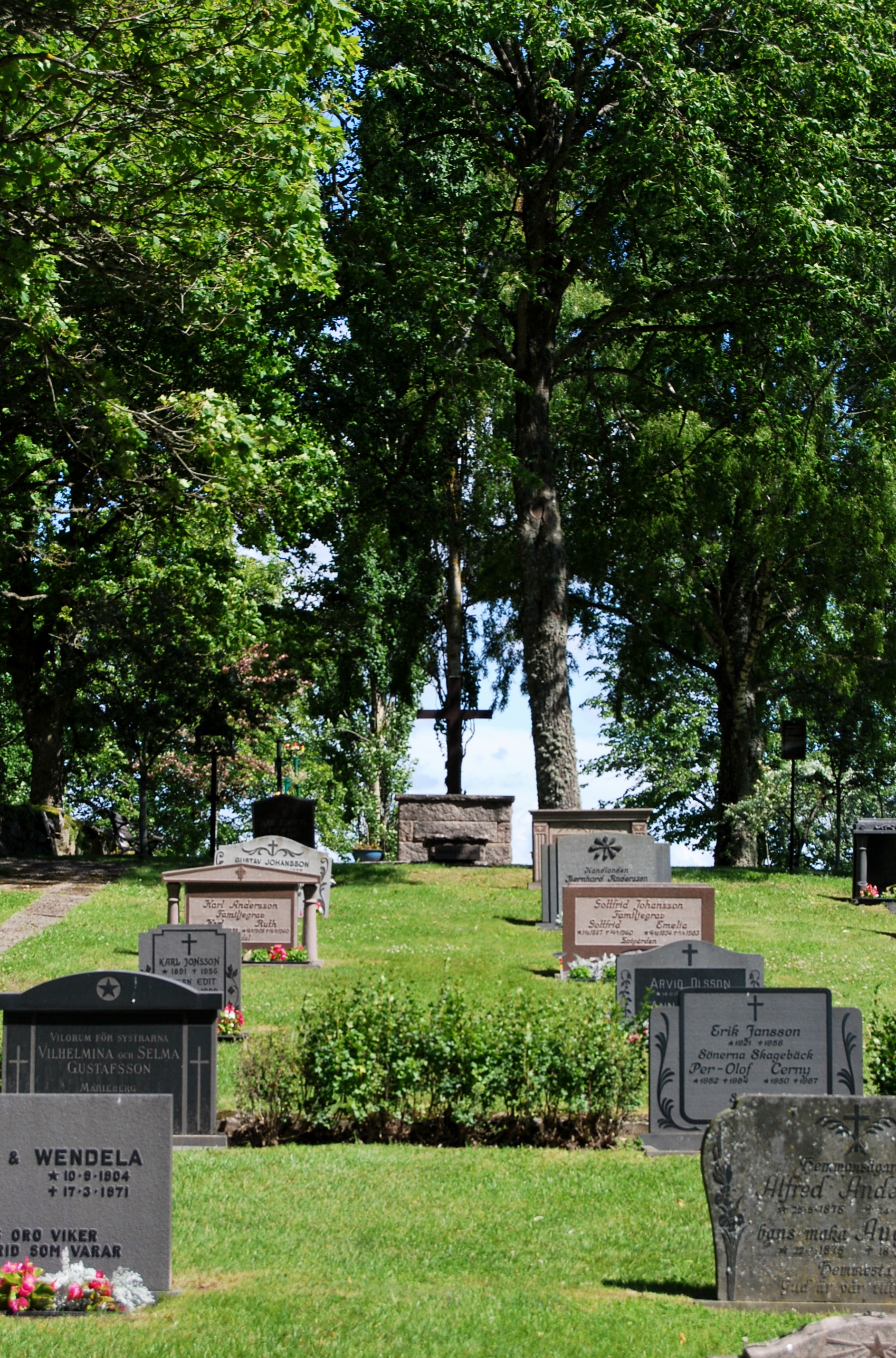 Gravstenar på kyrkogård vid Älgarås kyrka.