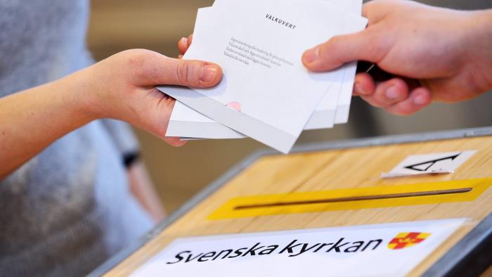 Valsedlar räcks över vid valurna märkt Svenska kyrkan
