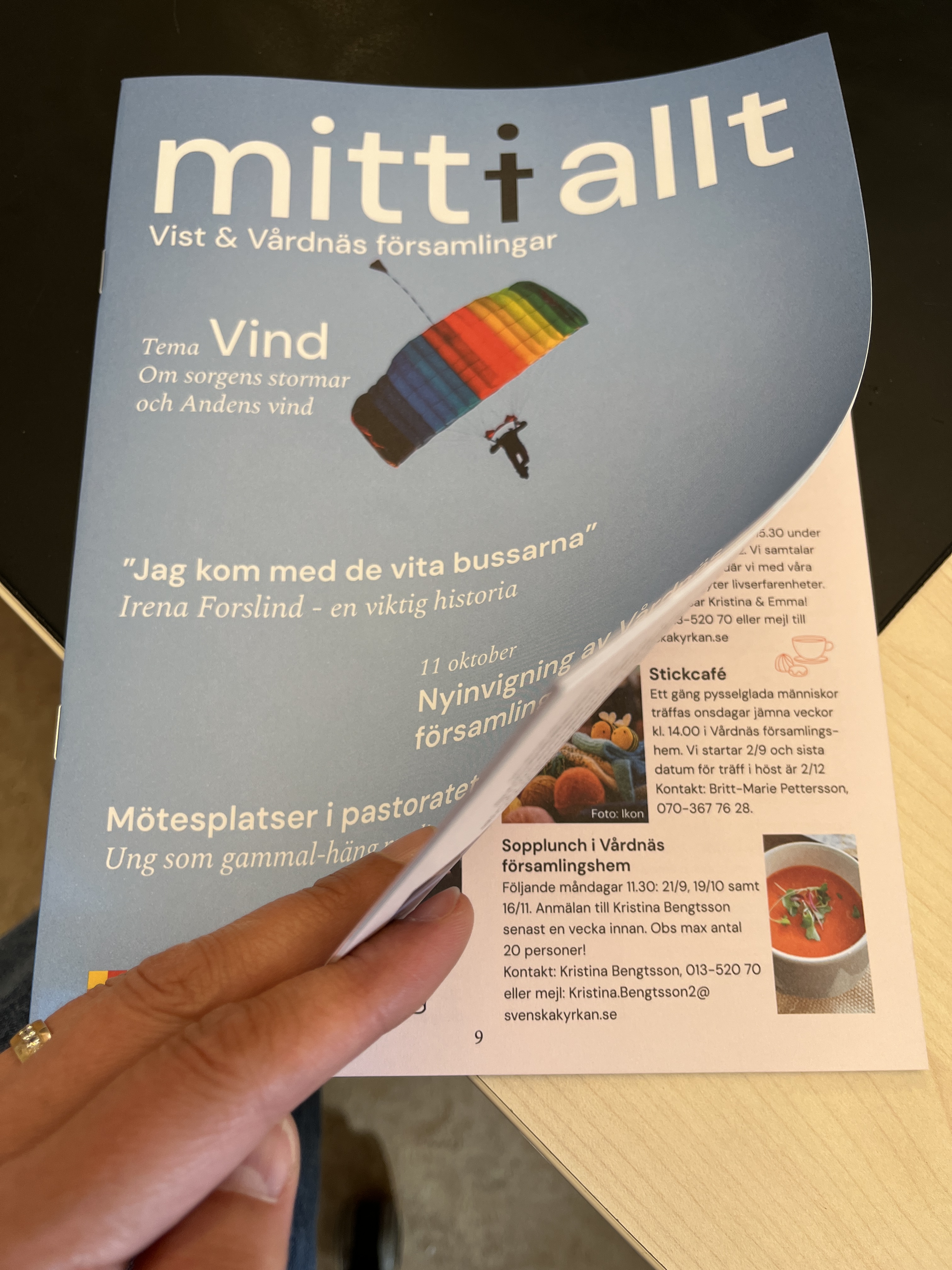 Församlingsbladet "mitt i allt" någon bläddrar