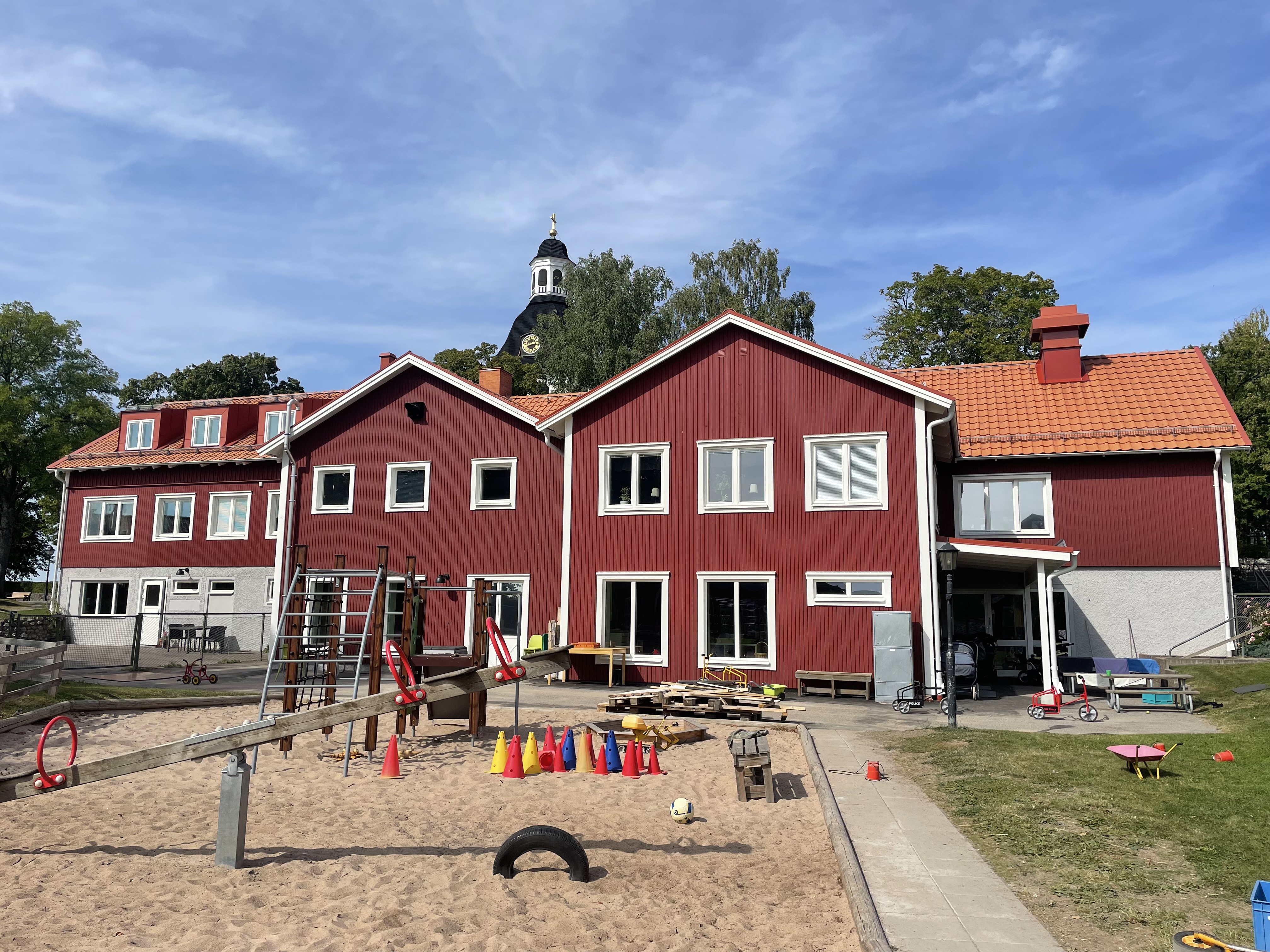 Vårdnäs församlingshem från baksidan. Nyrenoverat och tillbyggt 2026