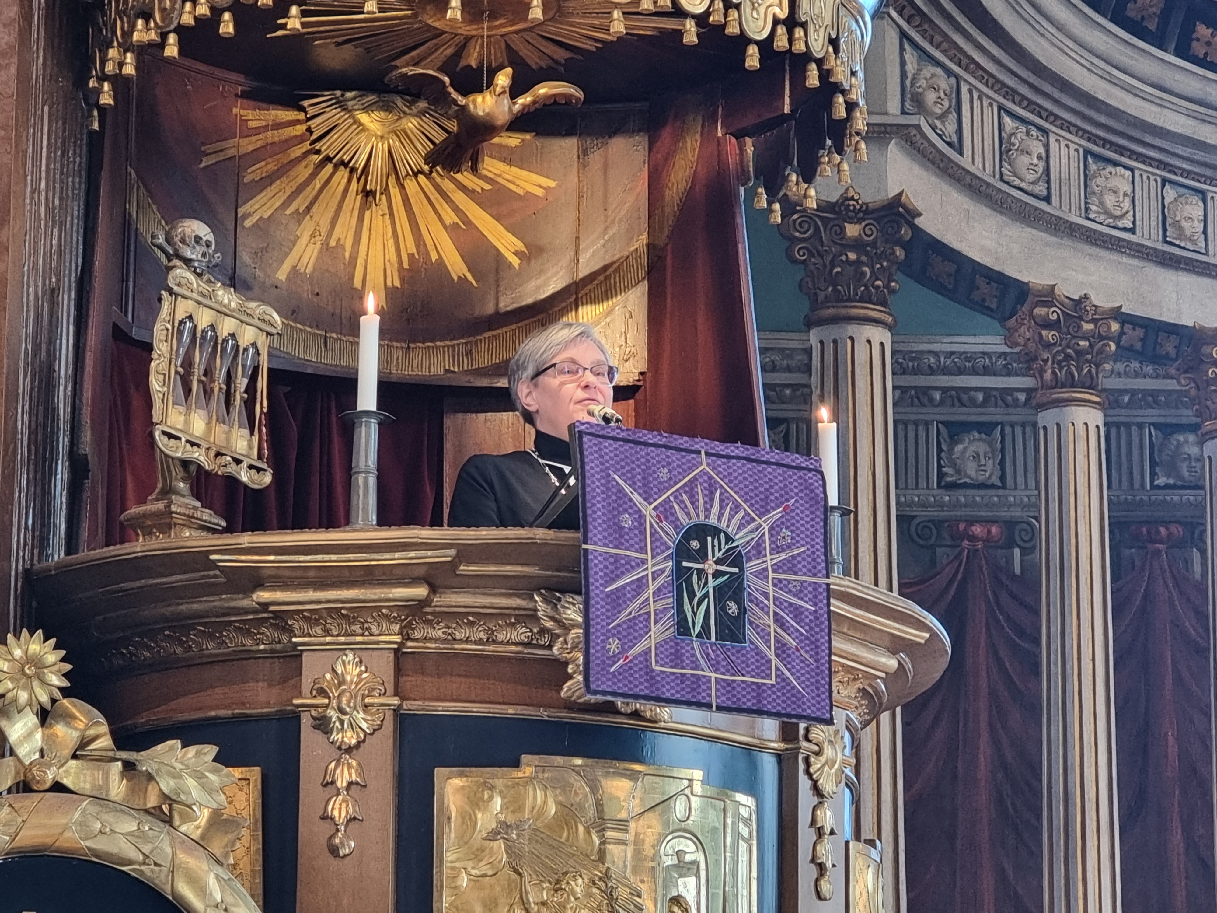 Kontaktsprosten står i predikstolen i Jakobs kyrka.