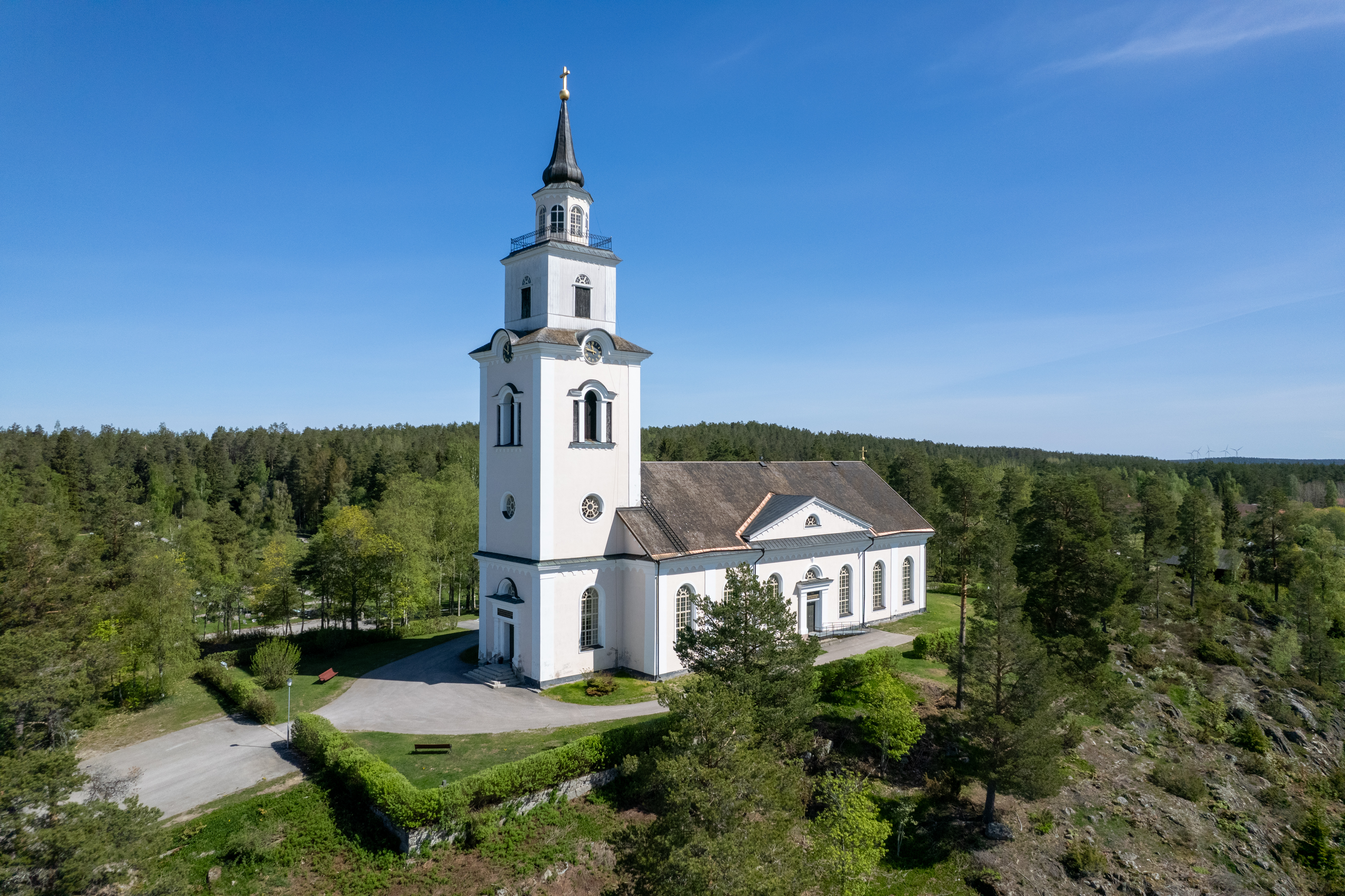 En drönarbild på Rogsta kyrka omgiven av grönska