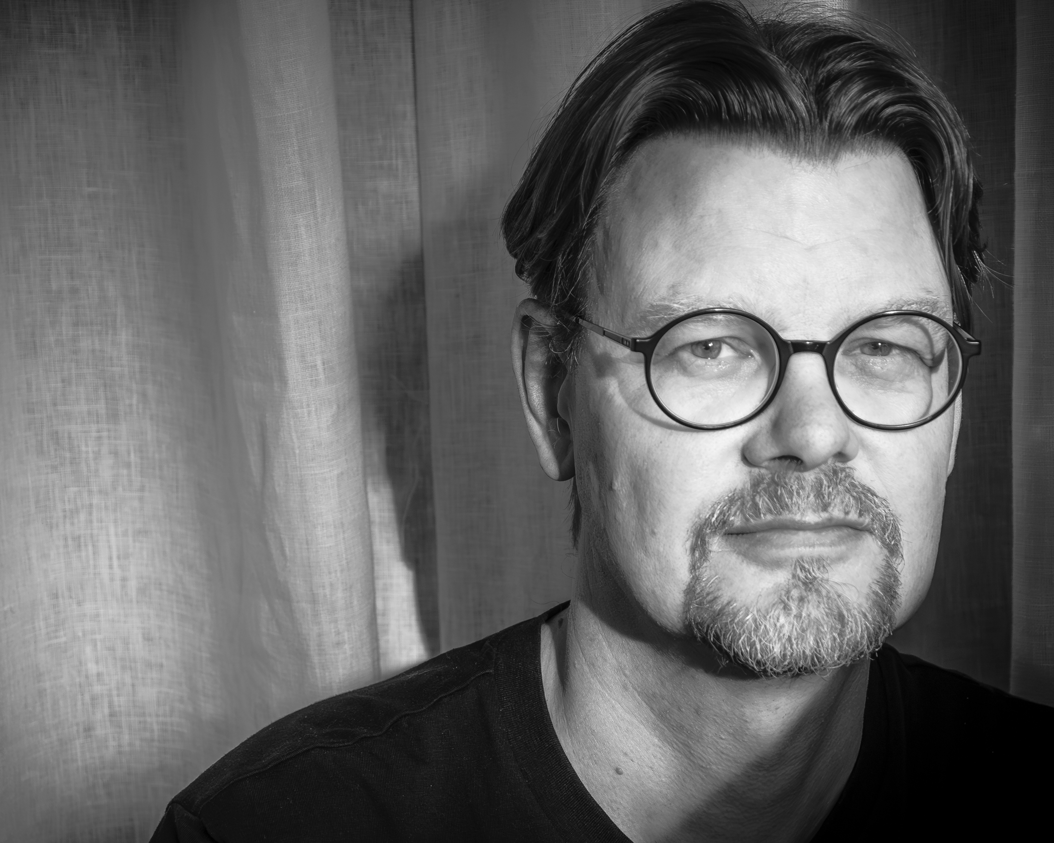 En svartvit bild med en man.