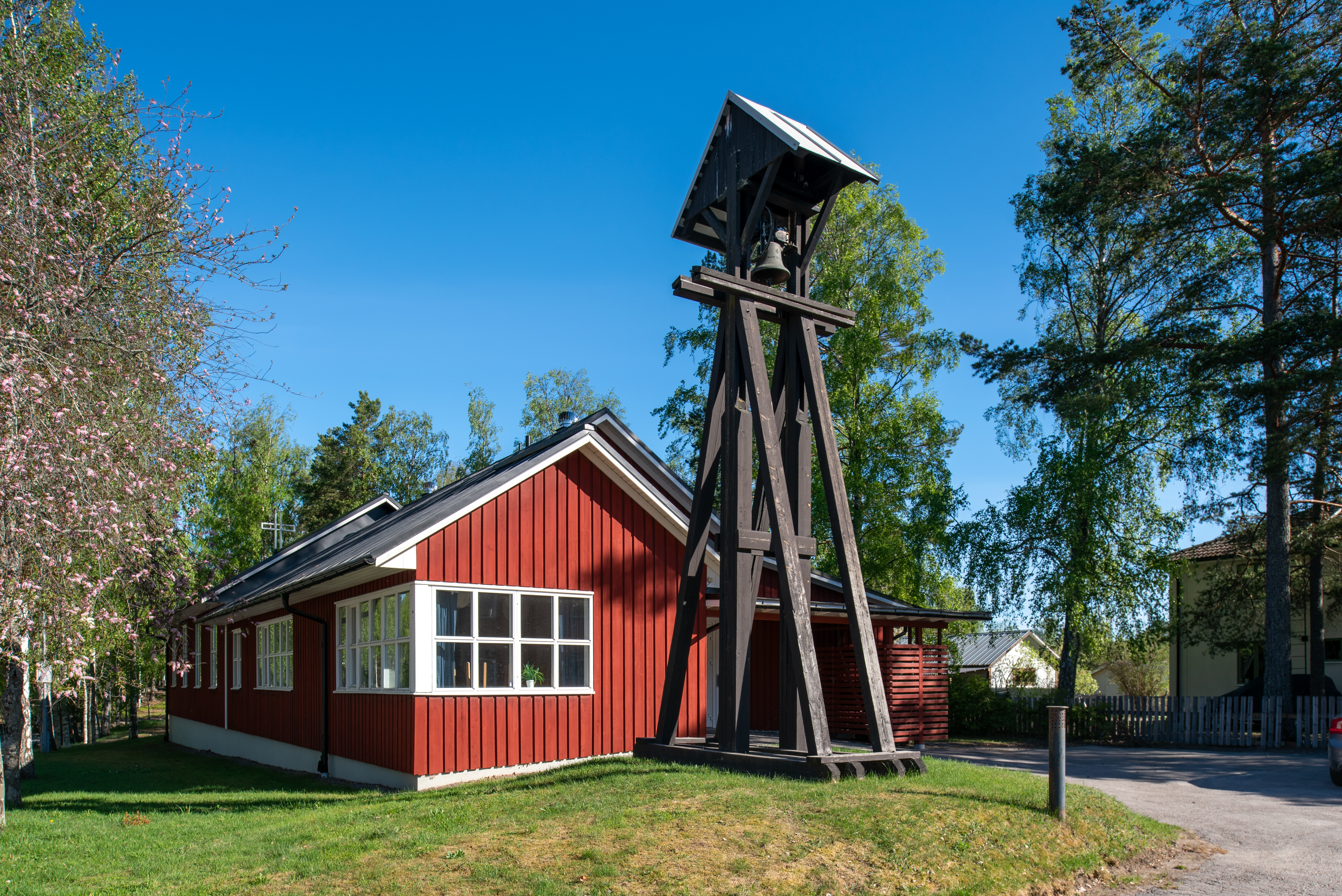 En bild på Björkbergs kyrka och klockstapel