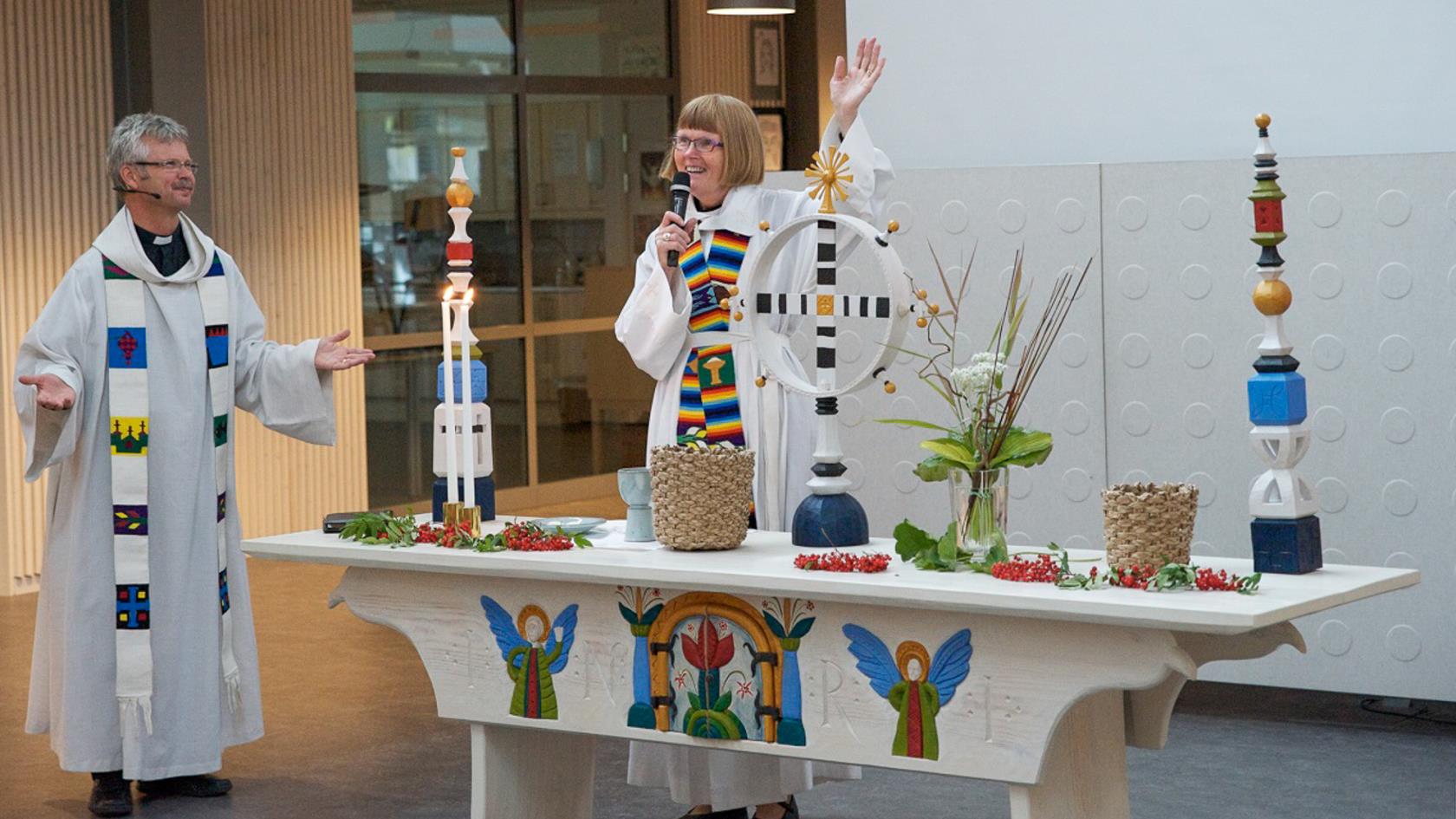 Altaret är formgivet och skapat av Jögge Sundqvist