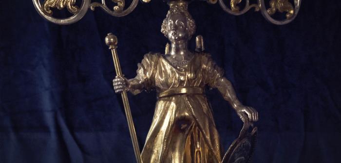 Silver, blänkande silver från skattkammarens gömmor, Ulf Lindgren sätter in föremålen i sitt sammanhang. Vi får veta när och vem som har skänkt föremålen och historien runt dem. Under de närmaste tre veckorna publicerar vi en ny film varje tisdag och fredag.Varmt välkomna till Blänkande silver!