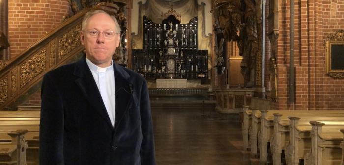 "Det är den uppståndne själv som slår följe med oss." Välkommen att vara med på en digital andakt från Storkyrkan med domkyrkokaplan Ulf Lindgren.